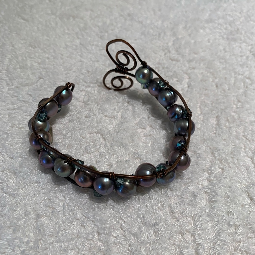 Black pearl and copper wiring adjustable bracelet